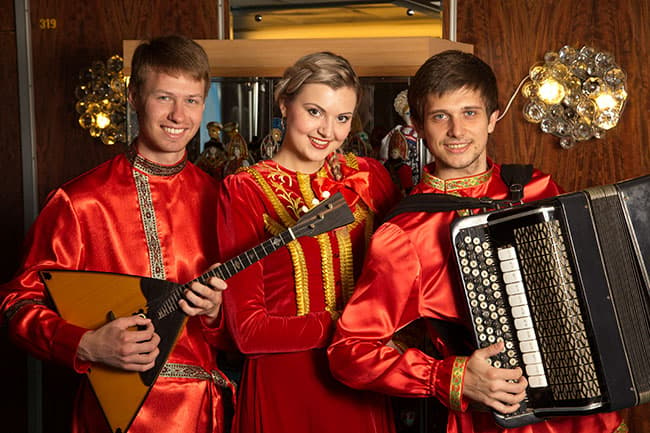 Vodohod MS Nikolay Chernyshevsky Interior Entertainment Folk Music.jpg